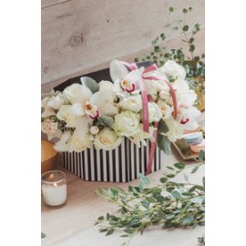 Aide , arreglo floral en caja con orquideas.