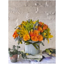 Evelyn, rosas en color y lilys amarillas