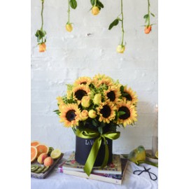 Sol, arreglo floral en caja con girasoles.
