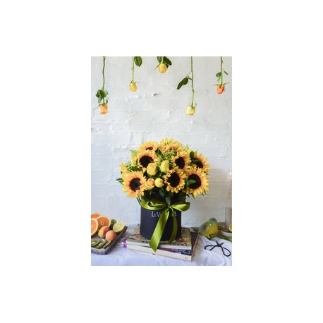 Sol, arreglo floral en caja con girasoles.