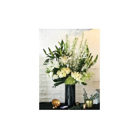 Camila, orquídeas phalenopsis y flores blancas .