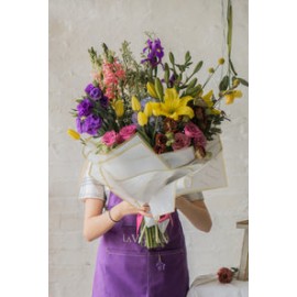 Analía, ramo con flores finas de temporada