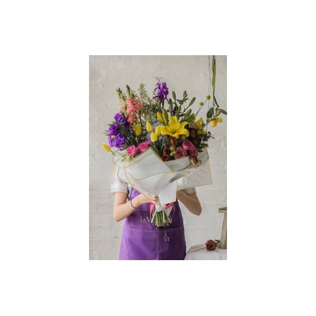 Analía, ramo con flores finas de temporada