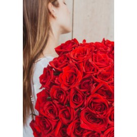 Carola, ramo de rosas rojas.
