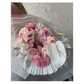 Olivia, rosas rosas, lisianthus y anthuriums blancas
