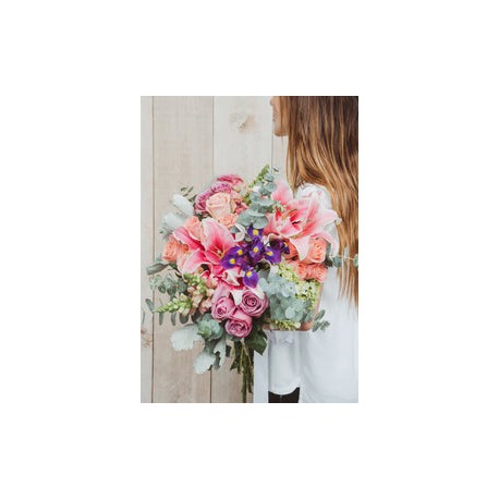 Anastacia, ramo en fino papel con  de flores de temporada .