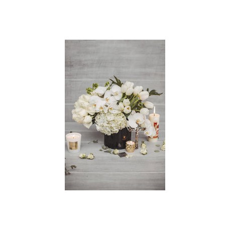 Eva, arreglo de tulipanes, rosas y orquídeas blancas.