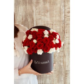 Milán, caja con rosas rojas y mini rosas
