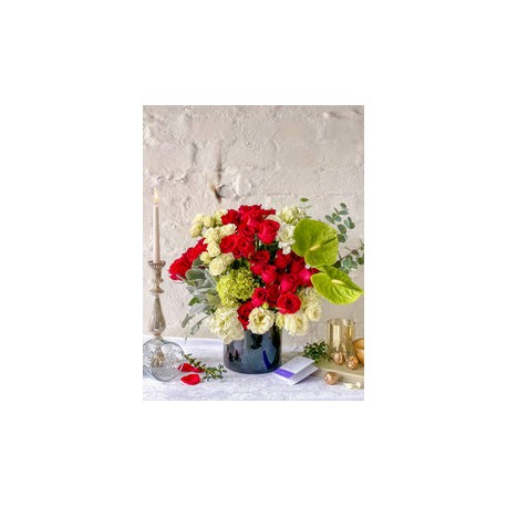 Victoria, rosas rojas, anturios y lisianthus