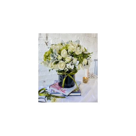 Paula, arreglo de flores con rosas y follajes.