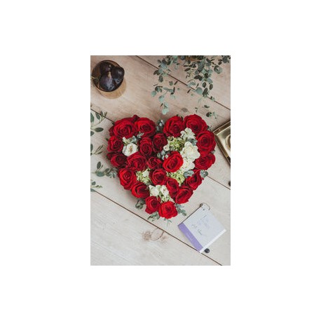 Be Mine, arreglo de flores en corazón con rosas rojas.