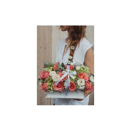 Chelsea, caja tipo libro con rosas en tono pastel.