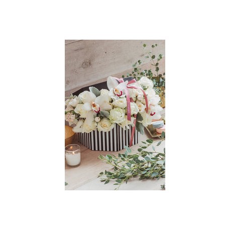 Aide , arreglo floral en caja con orquideas.