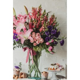 Anais, arreglo floral con tulipanes en tonos rosados y morados