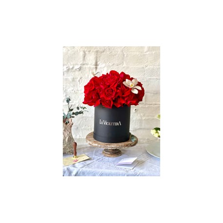 Julieta, caja con rosas rojas