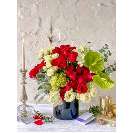 Victoria, rosas rojas, anturios y lisianthus